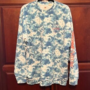 Levi’s oversized sweatshirt.